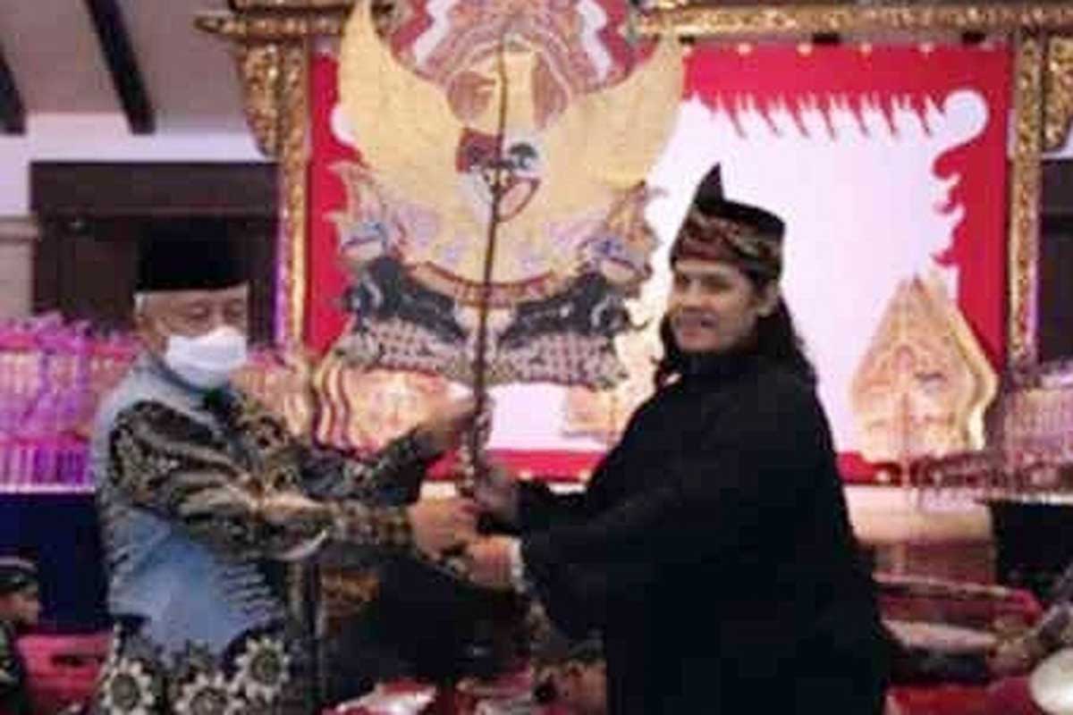Pemberian Gunungan dari Bupati Malang Sanusi kepada Ki Dalang Ardhi. (ist) - Parade Wayang Kebangsaan Usung "Mapag Tekane Jaman"
