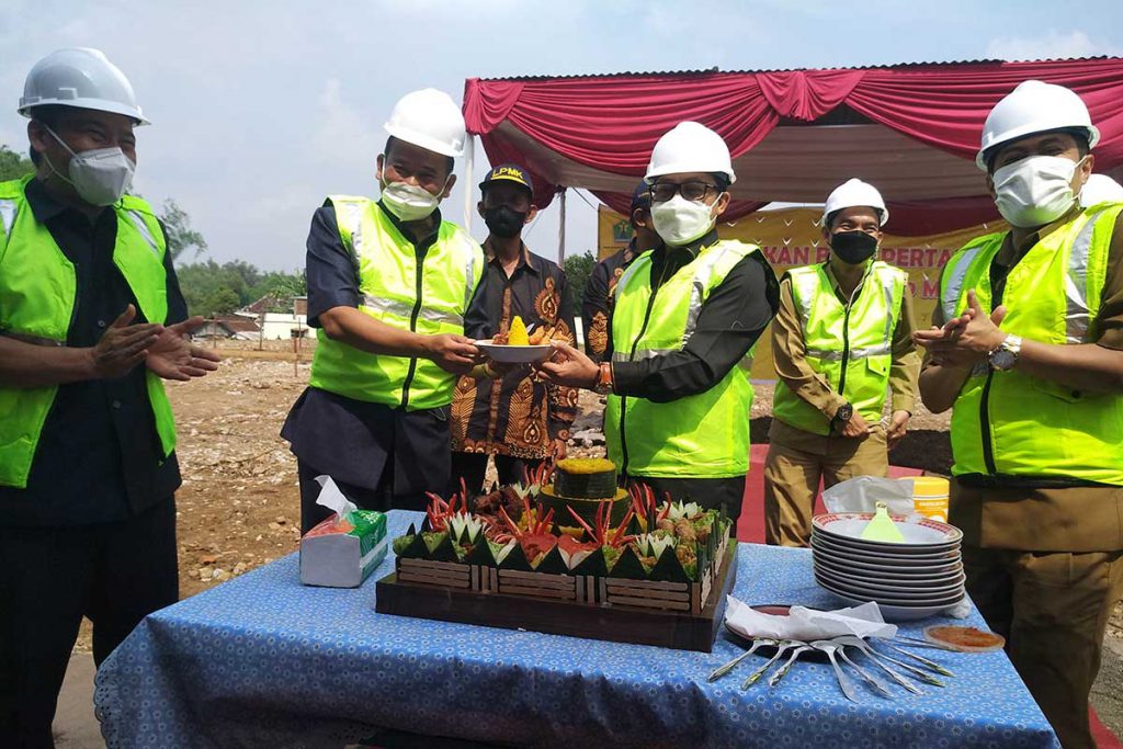 Pemotongan tumpeng sebagai simbol mulai pembangunan. (rhd) - Bangun SMPN 29 Penuhi Kebutuhan Pendidikan Warga Gadang Sekitarnya