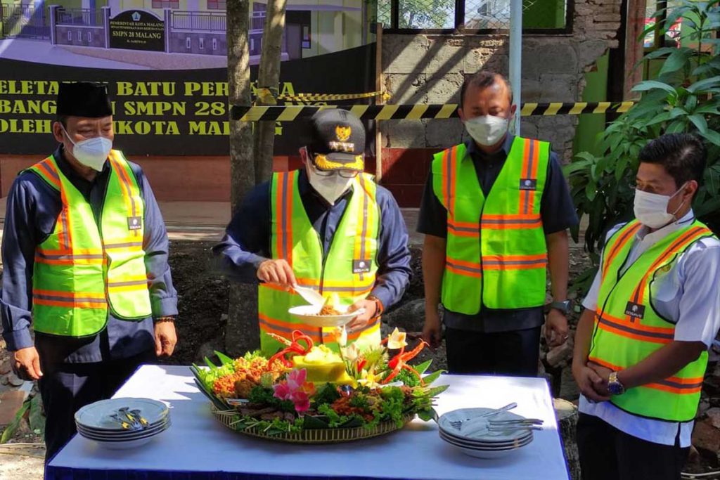 Pemotongan tumpeng simbolis pembangunan SMPN 28 Polehan. (rhd) - Bangun Tiga SMPN Baru, Pemkot Malang Wacanakan SMA/SMK Negeri Baru