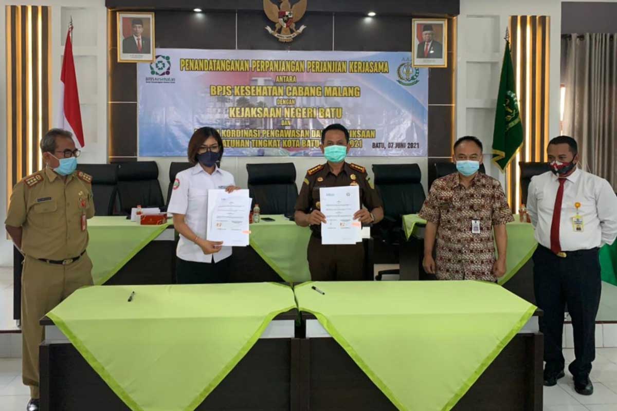 Penandatanganan Perpanjangan Perjanjian Kerjasama, antara BPJS Kesehatan Cabang Malang dengan Kejaksaan Negeri Kota Batu. (ist) - BPJS Kesehatan Cabang Malang Gandeng Kejari Batu Tingkatkan Kepatuhan Badan Usaha