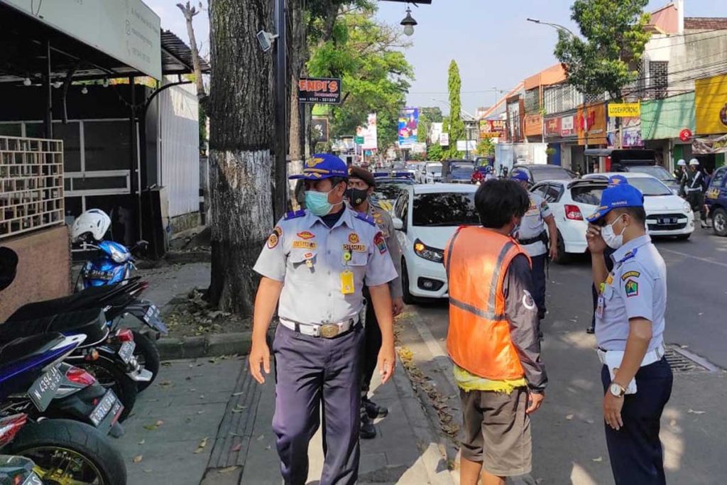Penertiban parkir diatas trotoar dan melanggar marka lurus. (ist) - Respon Laporan Masyarakat, Tim Gabungan Tertibkan Pelanggaran Parkir