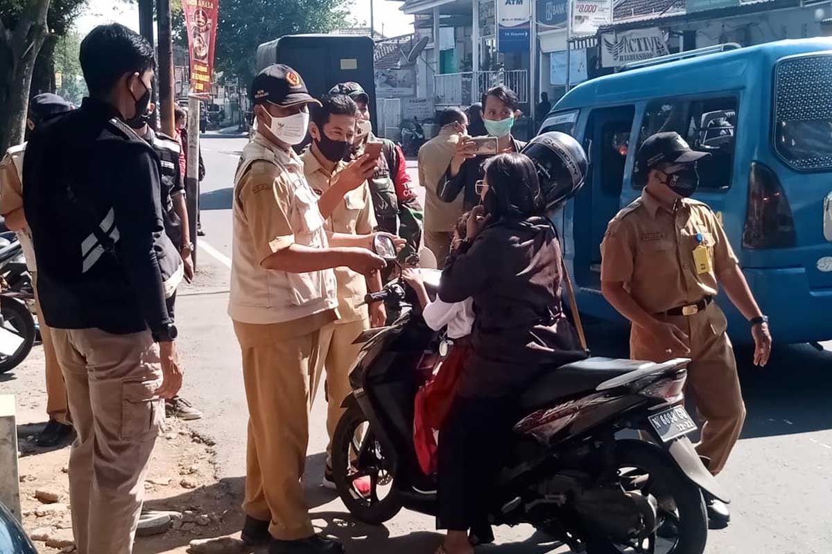 Pengendara R2 diingatkan tentang pemakaian masker yang baik dan benar. (ist) - Satgas Covid-19 Sukun Operasi Masker di Sekitar Kampus Unikama