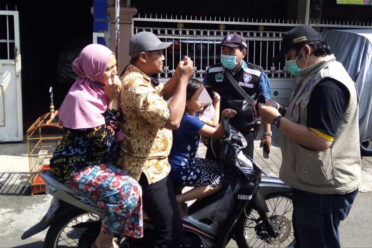 Pengendara berboncengan tak memakai masker terjaring operasi yustisi. (ist) - 27 Pengendara Tak Bermasker Terjaring Operasi Yustisi di Mergosono