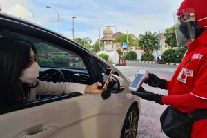 Pengendara tak perlu menyerahkan uang tunai, cukup scan barcode. (ist) - Komitmen Prokes GNTT, Pertamina Kembali Berikan Diskon BBM Melalui MyPertamina