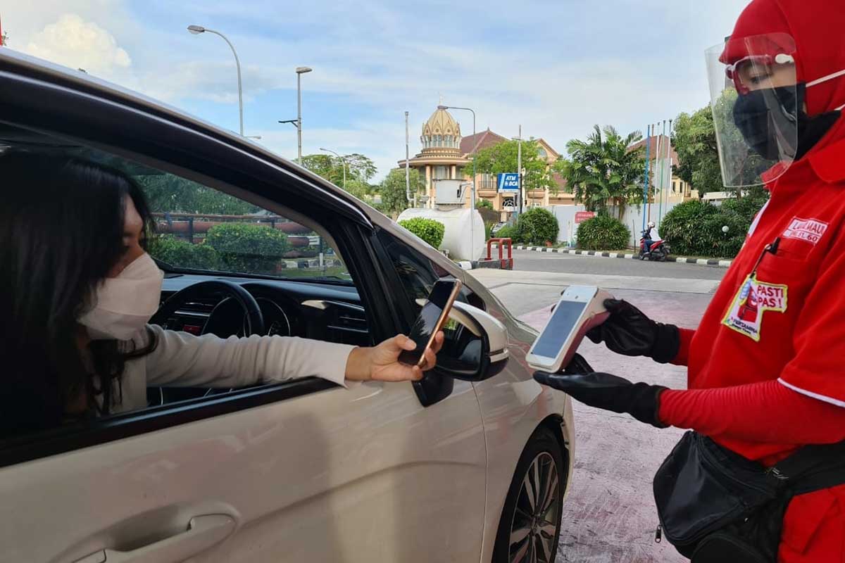 Pengendara tak perlu menyerahkan uang tunai, cukup scan barcode. (ist) - Komitmen Prokes GNTT, Pertamina Kembali Berikan Diskon BBM Melalui MyPertamina