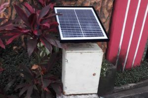 Penggunaan panel surya dalam pengoperasian logger. (ist) - Totalitas Ramah Lingkungan, Tugu Tirta Optimalisasi Panel Surya