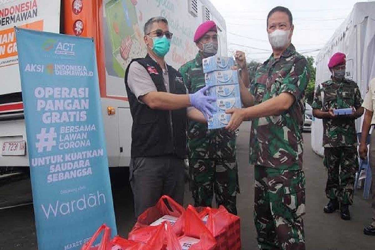Penyaluran operasi pangan gratis dari ACT Bersatu Lawan Corona. (ist) - Selain Pengentasan Kemiskinan, Dana Zakat Rp567 Miliar Untuk Penanganan Covid-19