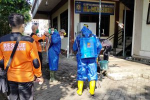Penyemprotan disinfektan Ponpes Al Muflihun. (ist) - 43 Santri OTG, Satgas Semprot Ponpes Al Muflihun