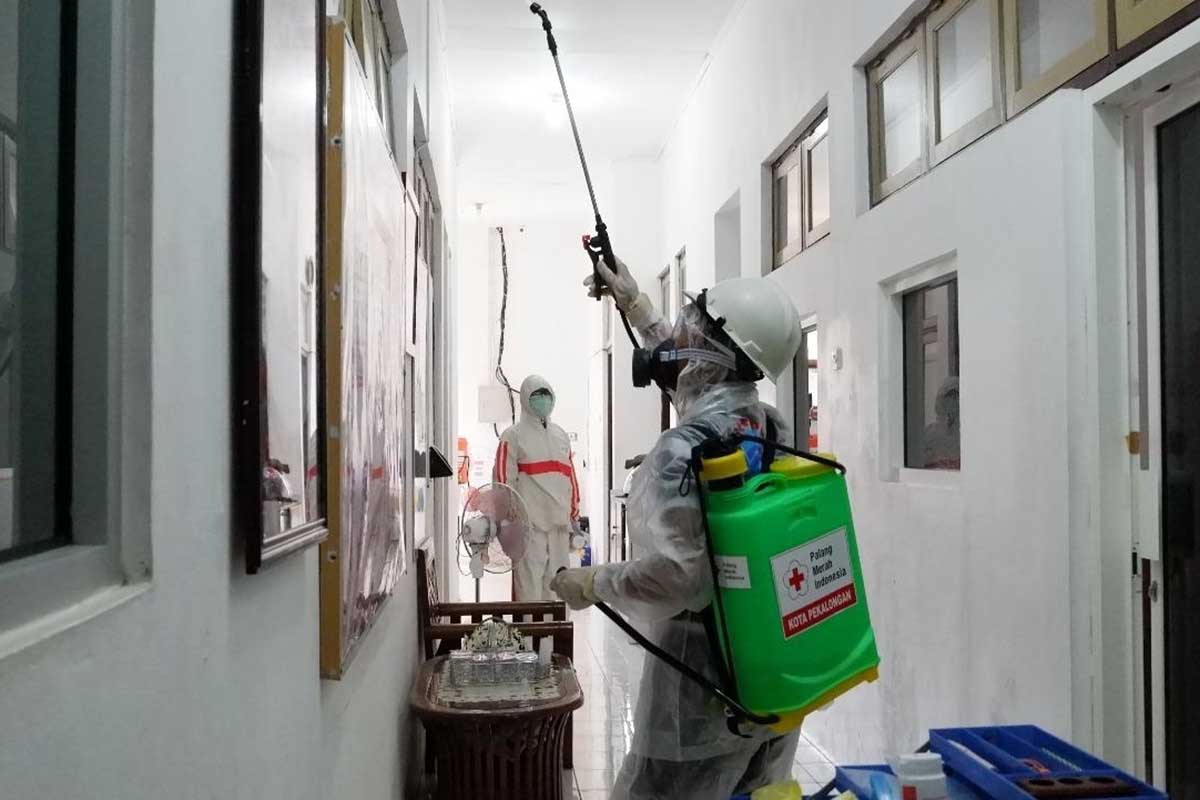 Penyemprotan disinfektan oleh satgas Covid-19. (ilustrasi) - Klaster Dinoyo 12 Orang Jalani Isolasi di RS Aisyiyah