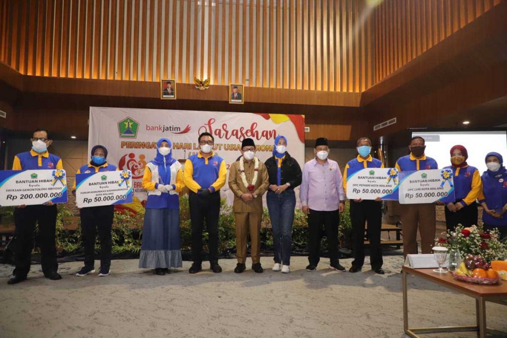 Penyerahan simbolis dana hibah dari Pemkot Malang. (ist) - Pemkot Malang Komitmen Penguatan Lansia