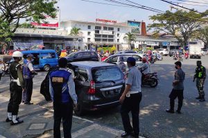 Petugas gabungan menertibkan parkir di kawasan Stasiun Kota Baru Malang. (ist) - Respon Laporan Masyarakat, Tim Gabungan Tertibkan Pelanggaran Parkir