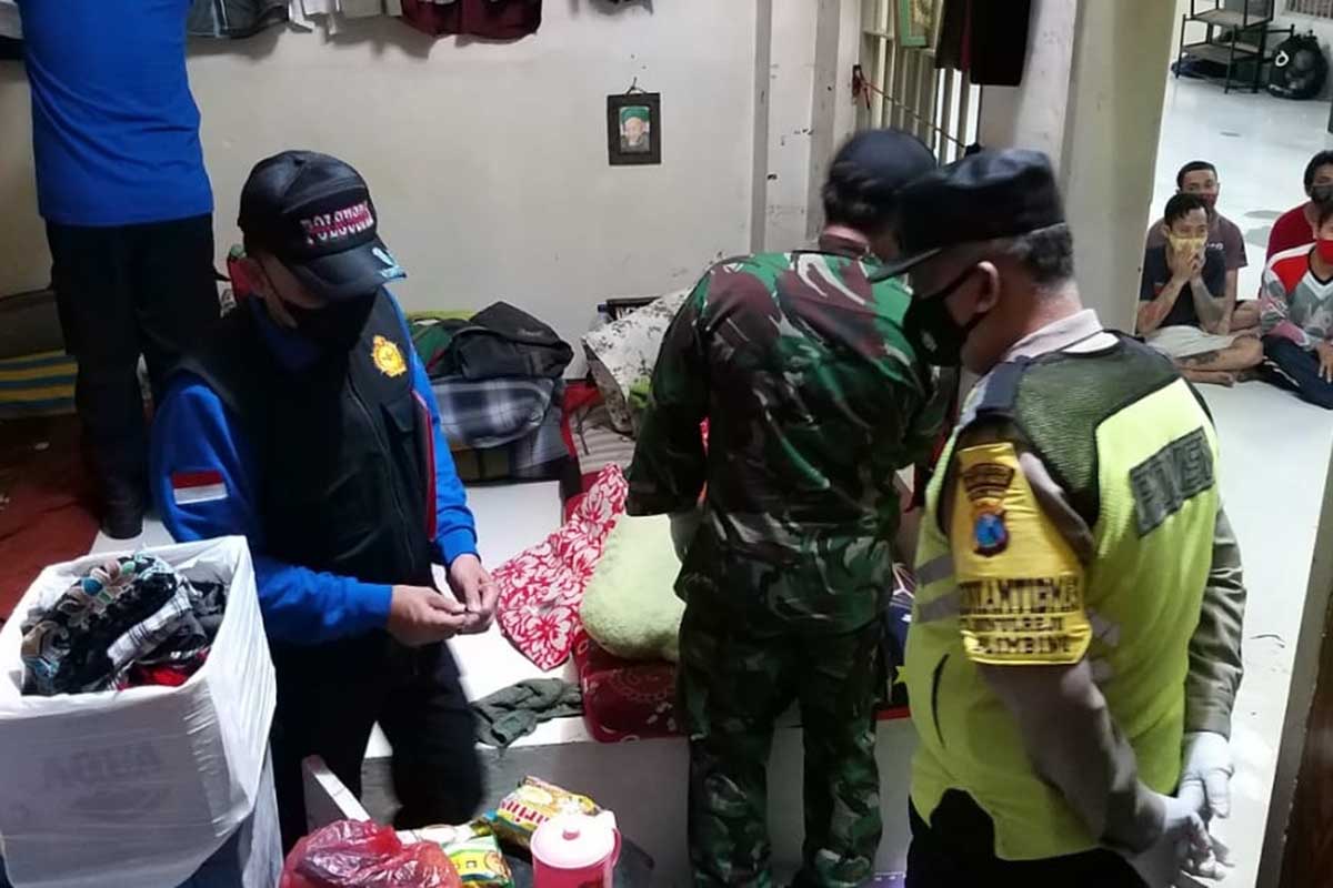 Petugas gabungan menggeledah kamar hunian narapidana. (ist) - Puluhan Benda Terlarang Ditemukan di Kamar Napi Lapas Lowokwaru Malang