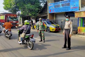 Petugas gabungan monitoring pengendara tak bermasker. (ist) - Kasus Covid-19 Meningkat, Tim Gabungan Jaring Pengendara Motor Tak Bermasker