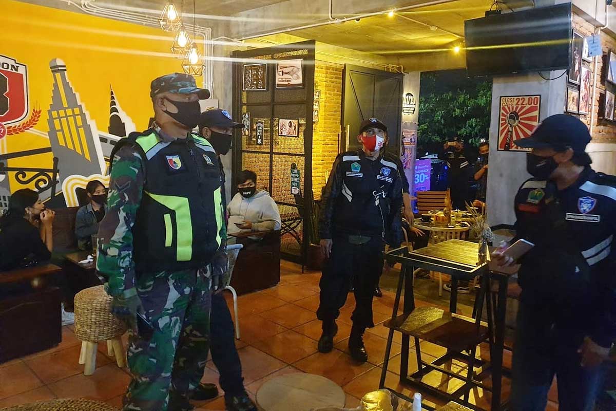 Petugas gabungan sasar tempat tongkrongan. (ist) - Petugas Gabungan Operasi Yustisi Sasar Tempat Tongkrongan Kedungkandang