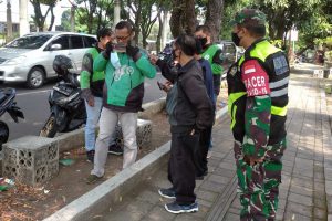 Petugas memberikan peringatan kepada driver ojol. (ist) - Ojek Terjaring Operasi Masker di Terusan Dieng