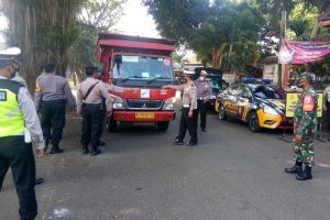 Petugas menghentikan kendaraan yang melintas. (ist) - Pengendara Belasan Kendaraan Terjaring Tak Bermasker