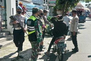 Petugas menjaring pelanggar tak bermasker. (rhd) - Operasi Yustisi Kotalama Jaring 11 Pelanggar