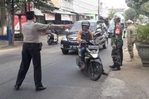Petugas menjaring pengendara tak bermasker. (ist) - Razia Masker Lesanpuro Jaring 18 Pelanggar