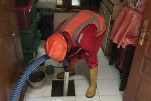 Petugas pembersih limbah tinja turun ke rumah warga. (ist) - Pemkot Malang Layani Sedot Tinja Terjadwal, Tingkatkan Kesadaran Hidup Sehat