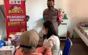 Polres Blitar memberikan Vaksin Covid-19 kepada keluarga besar Polri - Polres Blitar Gelar Vaksin Covid-19 Untuk Keluarga Anggota Pollri