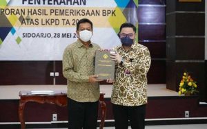 Predikat disampaikan oleh Kepala Perwakilan BPK Jawa Timur, Joko Agus Setyono kepada Bupati Kediri, Hanindhito Himawan Pramana, SH. di Kantor BPK Perwakilan Jawa Timur Sidoarjo, Jumat (28/05/2021) - Lima Kali Berturut-turut Pemkab Kediri Raih WTP