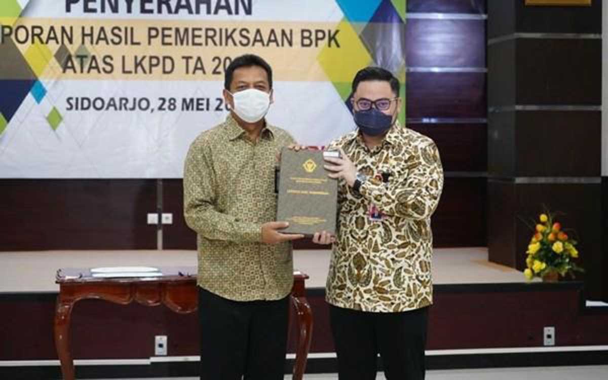Predikat disampaikan oleh Kepala Perwakilan BPK Jawa Timur, Joko Agus Setyono kepada Bupati Kediri, Hanindhito Himawan Pramana, SH. di Kantor BPK Perwakilan Jawa Timur Sidoarjo, Jumat (28/05/2021) - Lima Kali Berturut-turut Pemkab Kediri Raih WTP
