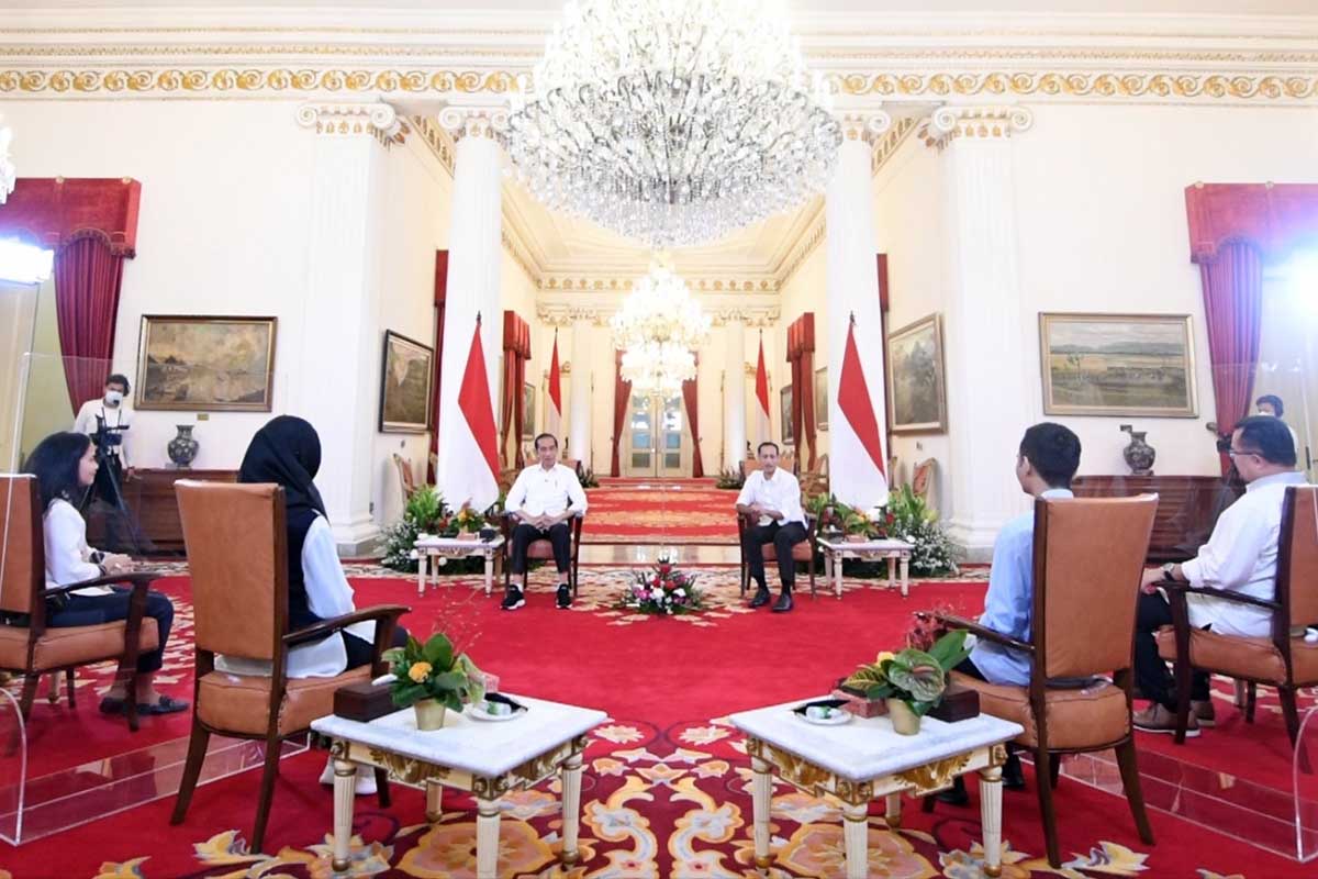 Presiden RI Joko Widodo dan Mendikbud-Ristek Nadiem Makarim, berdialog dengan mahasiswa program MBKM. (ist) - Mahasiswa UB Sharing Merdeka Belajar dengan Presiden dan Mendikbud Ristek