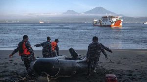 Proses evakuasi KMP Yunice. (ist) - 7 Penumpang Meninggal Akibat KMP Yunice yang Tenggelam di Gilimanuk