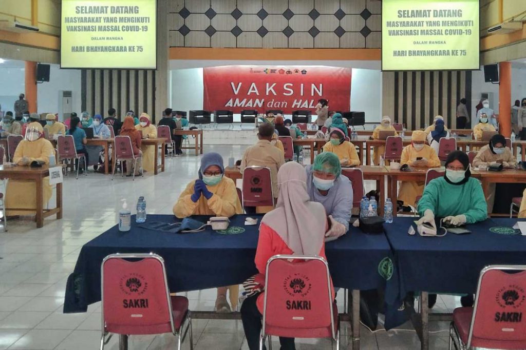 Proses vaksinasi di Gedung Sasana Krida Universitas Negeri Malang oleh Polresta Makota. (jaz) - Polresta Makota Vaksin 3000 dalam Sepekan