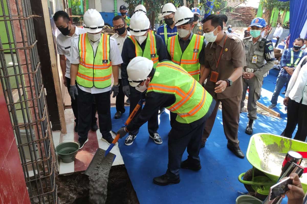 Prosesi peletakan batu pertama renovasi pembangunan SMPN 28 Polehan. (rhd) - Bangun Tiga SMPN Baru, Pemkot Malang Wacanakan SMA/SMK Negeri Baru
