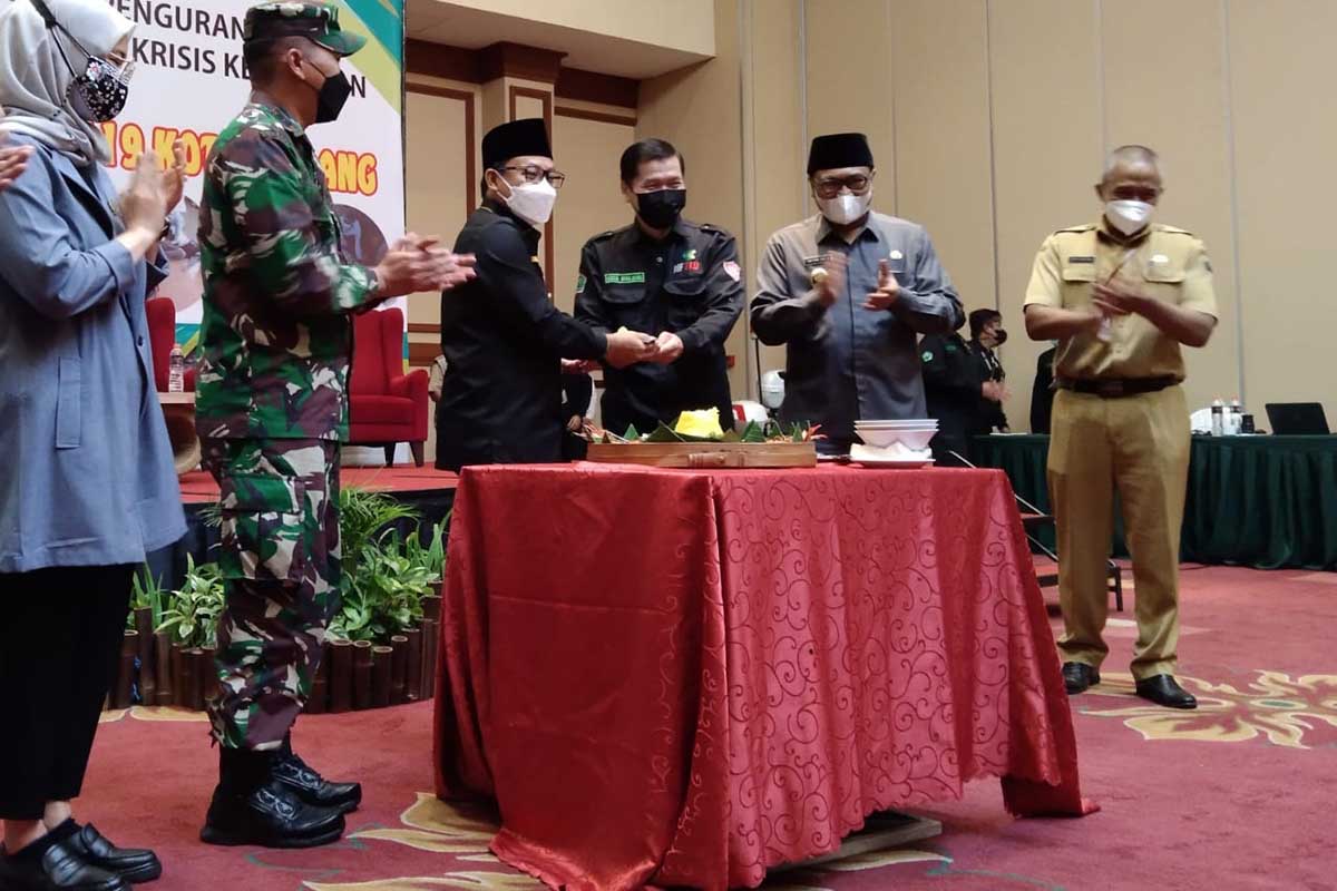 Prosesi pemotongan tumpeng HUT ke-4 PSC 119. (jaz) - Merangkak Usia ke-4, PSC 119 Kota Malang Tangani 358 Aduan pada 2021