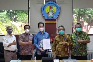 Rektor ITN Malang (tengah) menunjukkan SK Mendikbud-Ristek tentang Prodi S-1 Bisnis Digital. (rhd) - Respon Pesatnya Startup, ITN Malang Buka Prodi Baru S1 Bisnis Digital