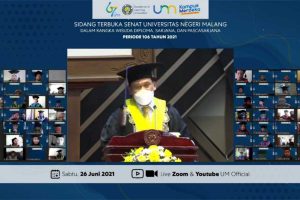 Rektor UM Prof Dr H AH Rofi'uddin, MPd, saat pidato sambutan wisuda ke-106 UM. (rhd) - 850 Wisudawan UM ke-106 Dilepas Secara Daring dan Luring