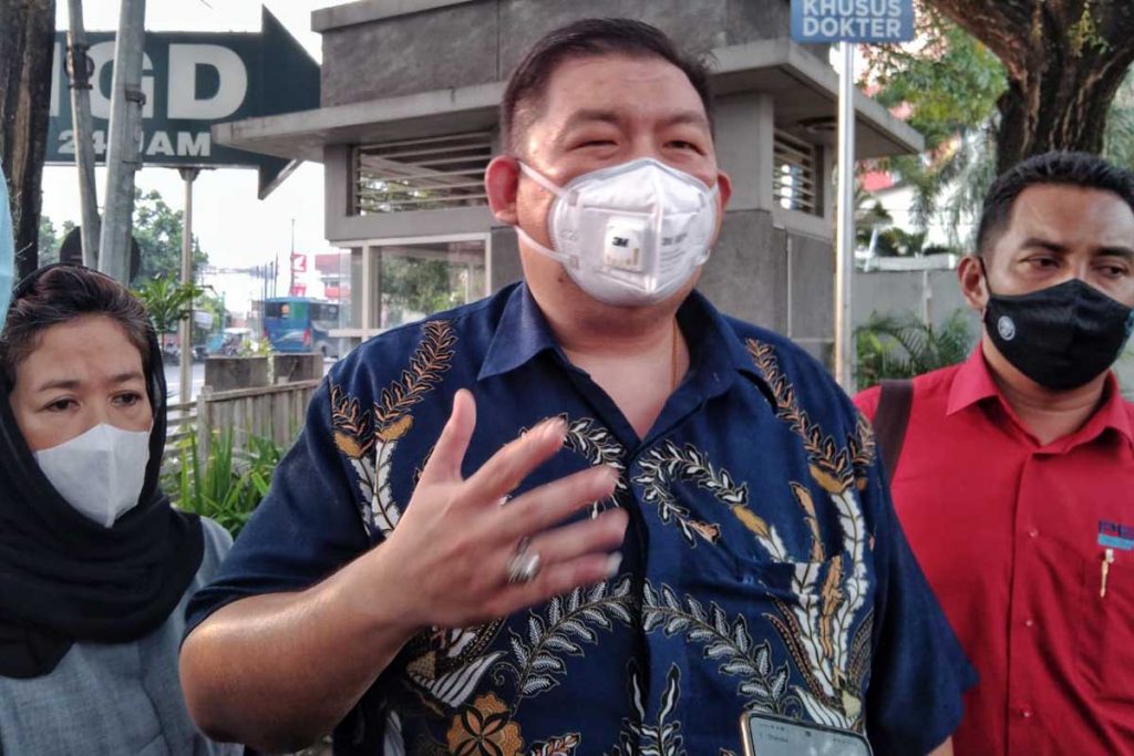 Salah satu kuasa hukum korban, Leo A Permana SH MHum di halaman RS Persada. (jaz) - Kuasa Hukum Kekerasan Karyawan Apresiasi Penyidik Polresta Makota