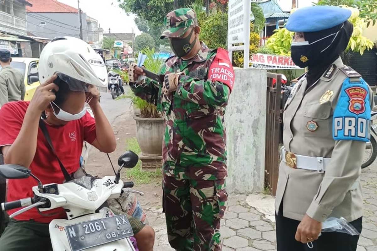 Salah satu pengendara motor terkena razia masker. (ist) - Operasi Yustisi Sasar Pelanggar Masker di Lesanpuro dan Pisangcandi