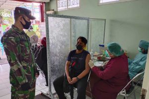 Salah satu warga Pandanwangi divaksin. (ist) - Puskesmas Pandanwangi Vaksinasi 130 Warga
