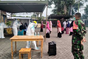 Santri Ponpes Al-Muflihun LDII menjalani swab test antigen. (ist) - 56 Penghuni Ponpes Al-Muflihun LDII Mojolangu Positif Covid-19