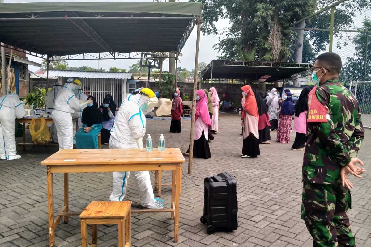 Santri Ponpes Al-Muflihun LDII menjalani swab test antigen. (ist) - 56 Penghuni Ponpes Al-Muflihun LDII Mojolangu Positif Covid-19