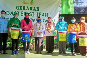 Sekda Kota drg. Ninik Ira Wibawati (tengah), bersama kader lingkungan. (ist) - Peringati HLH, Pemkot Probolinggo Sosialisasi Gerakan Daster Si Ipah