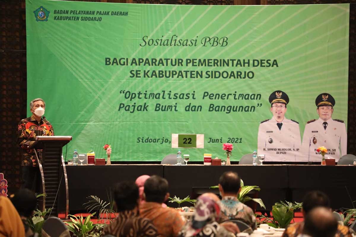 TUNGGAKAN - Sekda Sidoarjo, Ahcmad Zaini memaparkan soal tunggakan pajak Rp 410 miliar bakal menggandeng Kejari Sidoarjo untuk penagihan, Selasa (22/06/2021) - Tunggakan PBB Sidoarjo Capai Rp 410 Miliar - Pemkab Libatkan Kejari