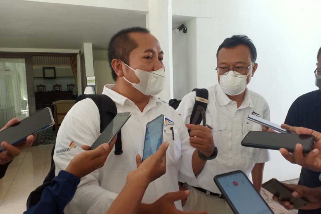 Senior Manager External Affair PT. BSI, Sudarmono saat dikonfirmasi wartawan di DPRD Banyuwangi, Senin (28/6/2021) siang. (Foto: Aras Sugiarto Memo-X) - Hasil Hearing DPRD Perpindahan NPWP PT BSI Ke KPP Madya Malang Keputusan Dirjen Pajak