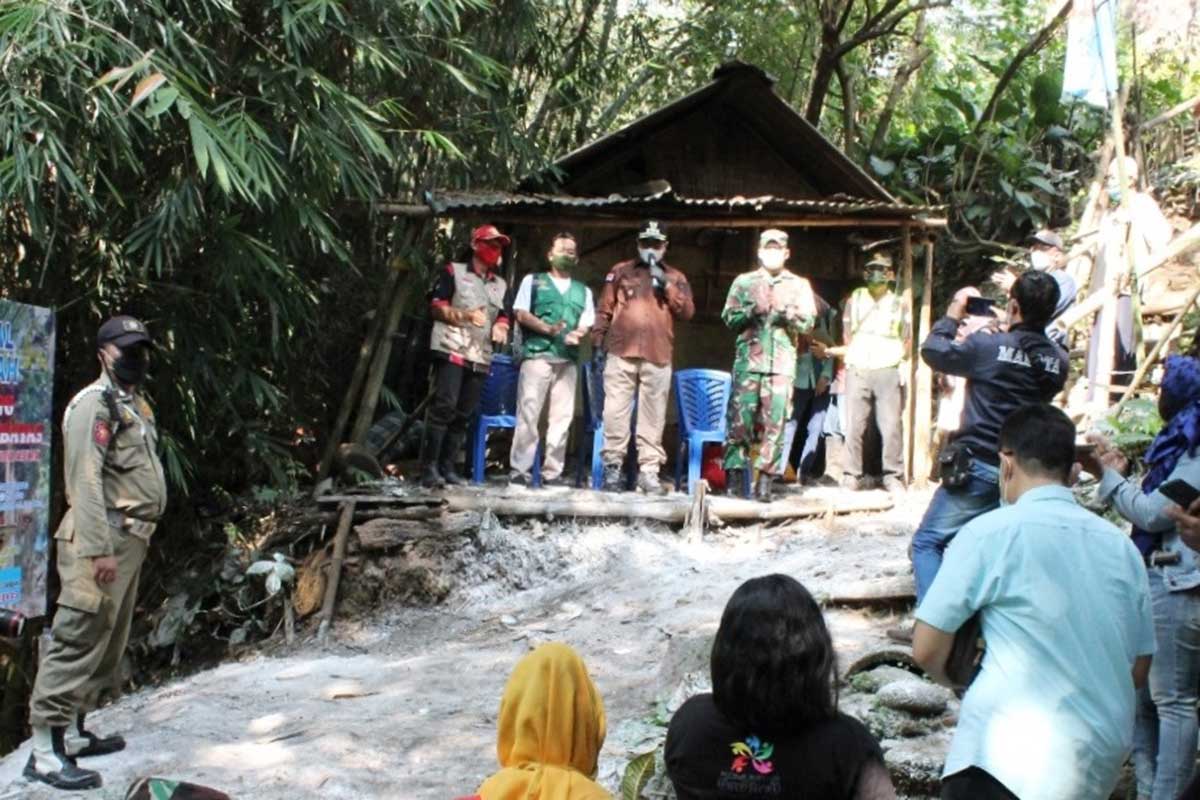 Simbolis pemberian bantuan sosial. (ist) - Forpimda Kota Malang Bedah Rumah Warga Gadang