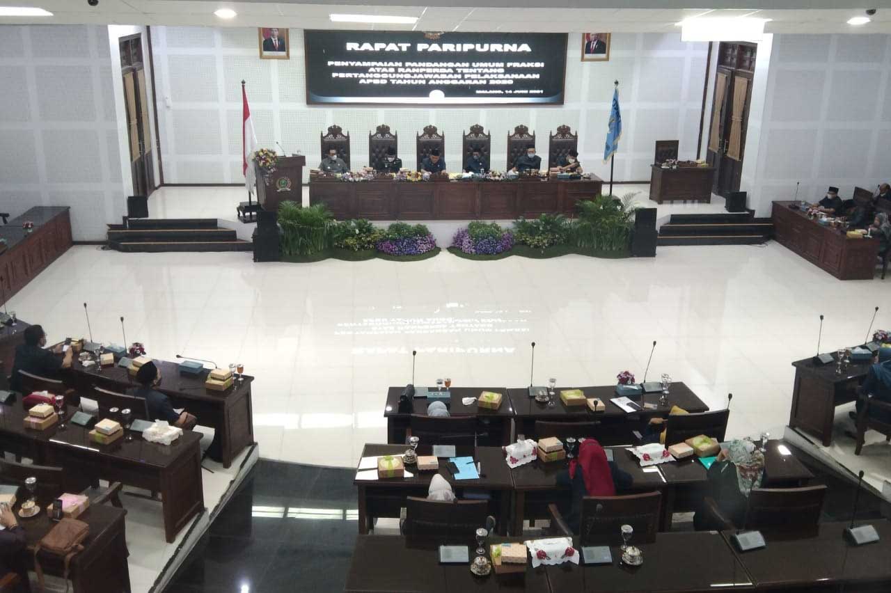 Situasi Rapat Paripurna Ranperda Pertanggungjawaban APBD 2020. (jaz) - SILPA dan PAD 2020 Kota Malang Disoroti DPRD