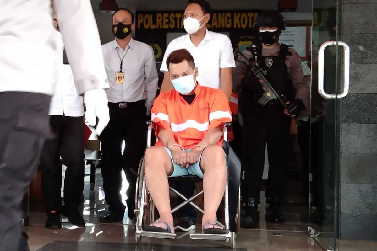 Tersangka dibawa oleh Polresta Makota untuk konferensi pers. (jaz) - Aniaya Karyawan, Bos The Nine Terancam Bui Sembilan Tahun