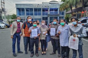 Tim kuasa hukum mendampingi dua korban melaporkan secara tertulis di Polresta Makota. (jaz) - Lagi, Dua Korban Laporkan Bos Hiburan Malam The Nine