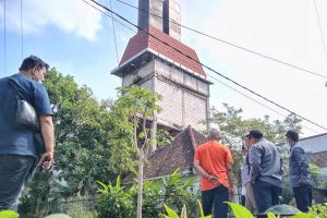 Tower BTS menyerupai cerobong asap untuk mengelabuhi orang. (jaz) - Warga Ngotot Tuntut Pembongkaran Tower BTS Ilegal