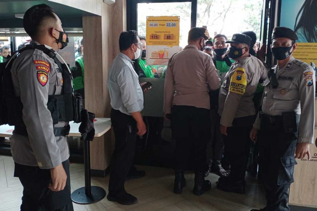 Upaya penertiban pihak keamanan pada antrian driver Ojol. (ist) - Ratusan Driver Ojol Antri Berjam-jam BTS Meal di McD