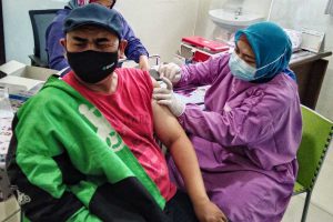 Vaksinasi ojol di RSIA Husada Bunda. (jaz) - 275 Ojol Vaksinasi di RSIA Husada Bunda