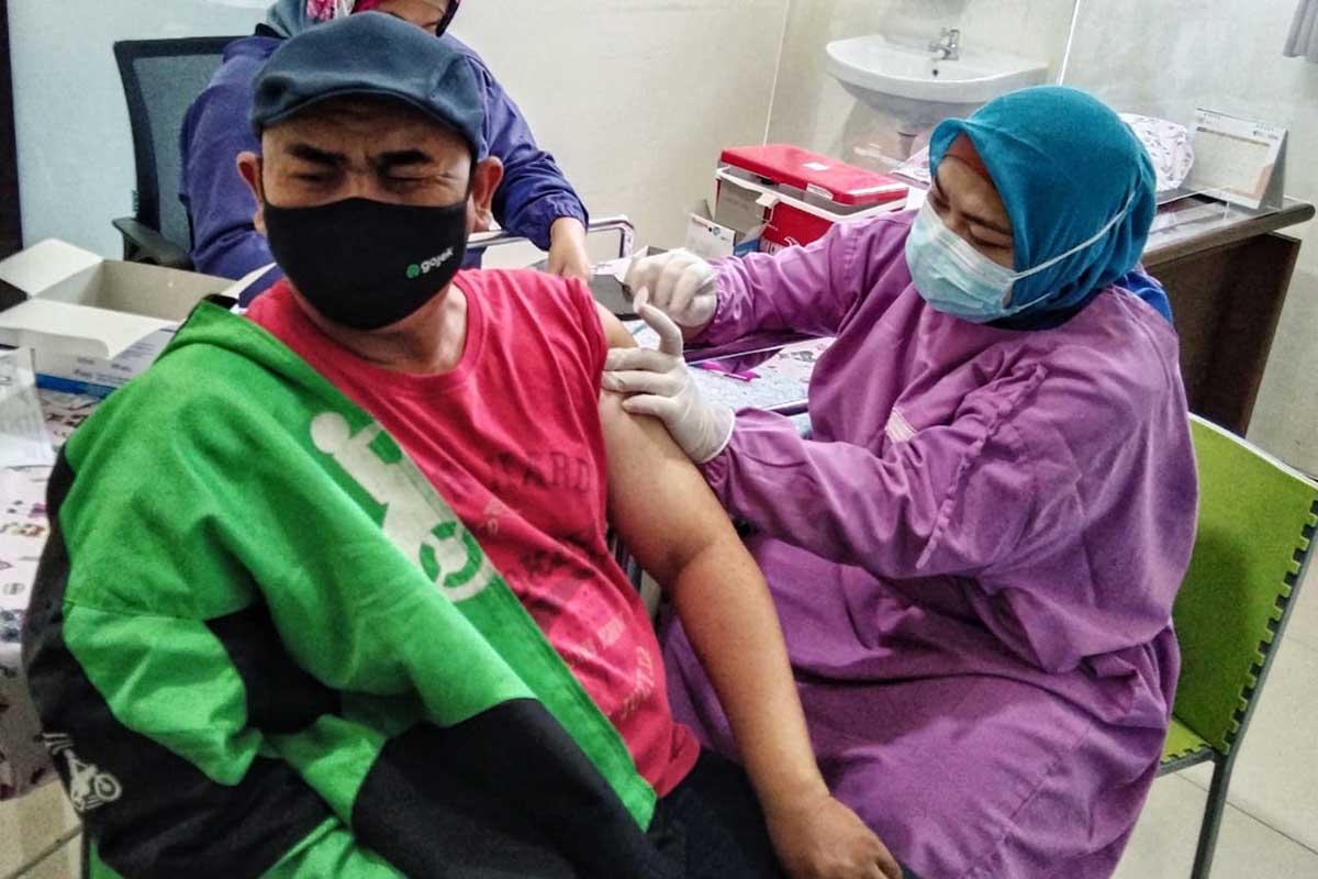 Vaksinasi ojol di RSIA Husada Bunda. (jaz) - 275 Ojol Vaksinasi di RSIA Husada Bunda