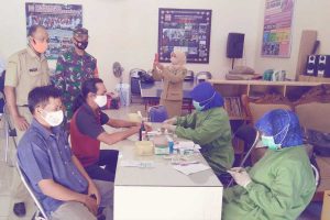 Vaksinasi warga Tasikmadu. (ist) - Jaga Imunitas, 200 Warga Tasikmadu Divaksinasi
